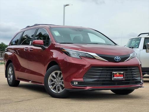 2025 Toyota Sienna XLE 8 Passenger