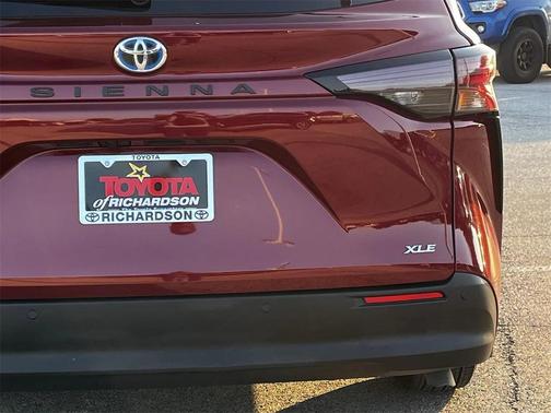 2025 Toyota Sienna XLE 8 Passenger