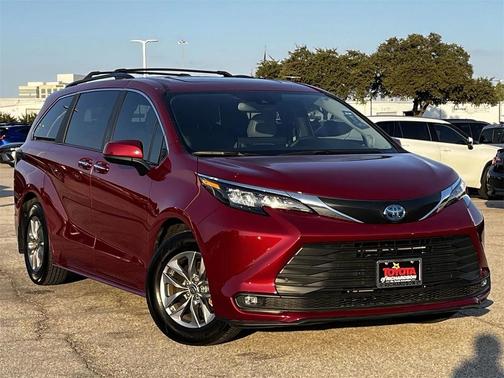 2025 Toyota Sienna XLE 8 Passenger