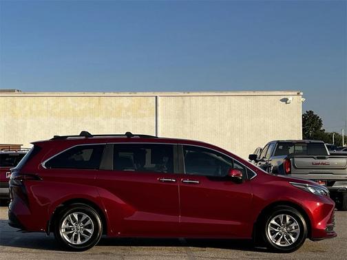2025 Toyota Sienna XLE 8 Passenger