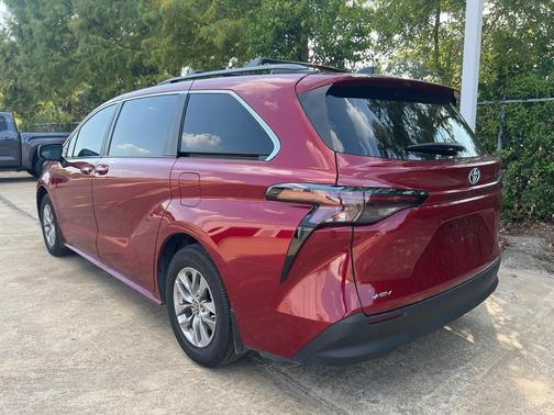 2025 Toyota Sienna XLE 8 Passenger