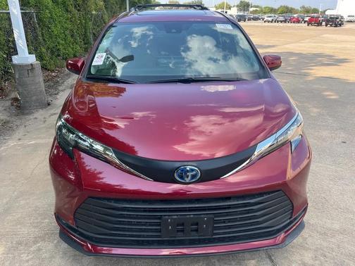 2025 Toyota Sienna XLE 8 Passenger