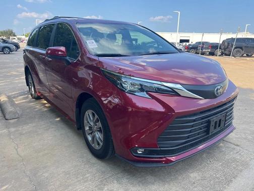 2025 Toyota Sienna XLE 8 Passenger