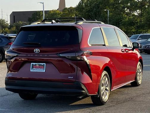 2025 Toyota Sienna XLE 8 Passenger