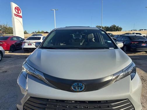 2024 Toyota Sienna Woodland Edition