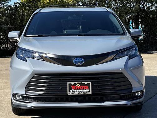 2024 Toyota Sienna Woodland Edition