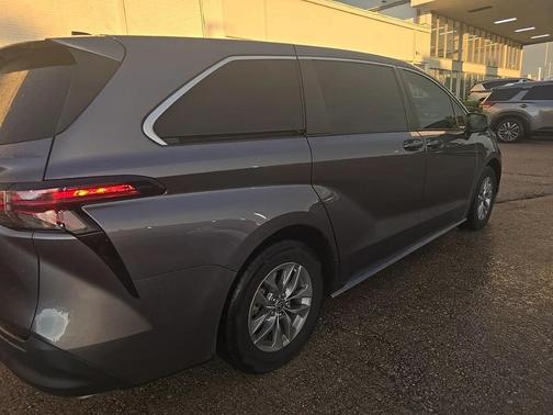 2022 Toyota Sienna LE