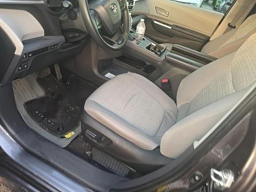 2022 Toyota Sienna LE