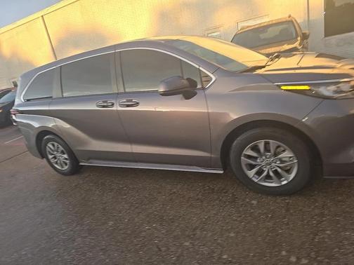 2022 Toyota Sienna LE