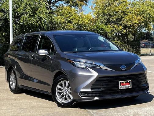 2022 Toyota Sienna LE
