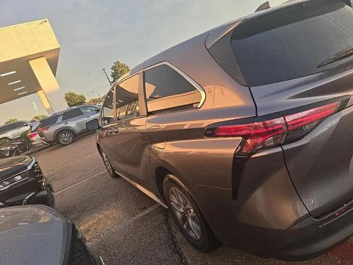 2022 Toyota Sienna LE