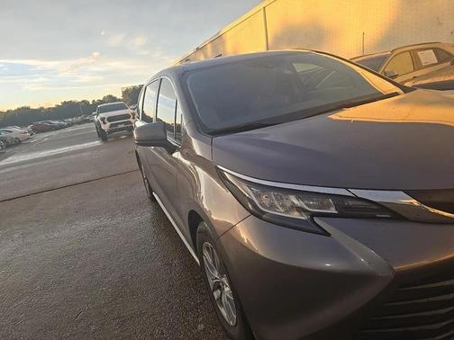 2022 Toyota Sienna LE