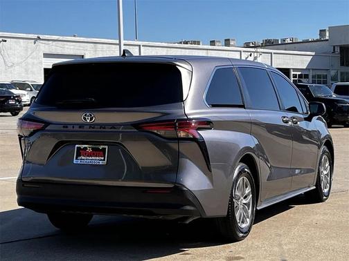 2022 Toyota Sienna LE