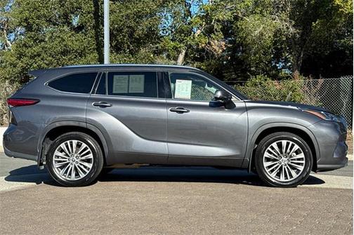 2022 Toyota Highlander Platinum