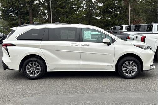 2021 Toyota Sienna XLE 8 Passenger