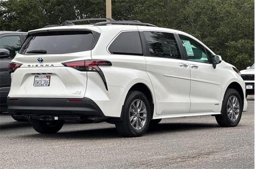 2021 Toyota Sienna XLE 8 Passenger