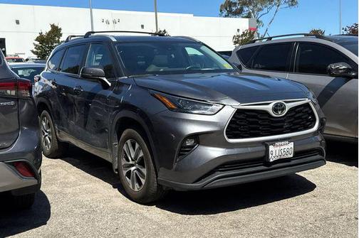 Magnetic Gray Metallic 2023 Toyota Highlander XLE