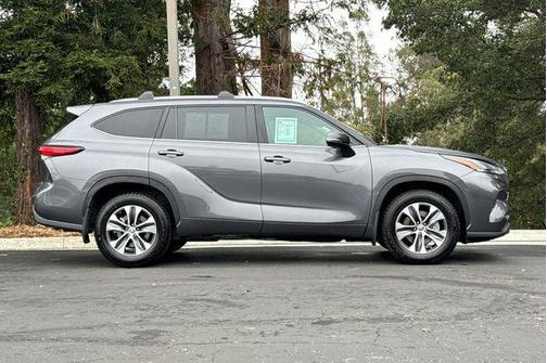 Magnetic Gray Metallic 2023 Toyota Highlander XLE