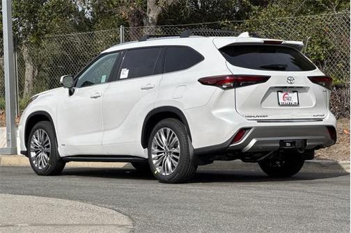 2026 Toyota Highlander Hybrid Platinum