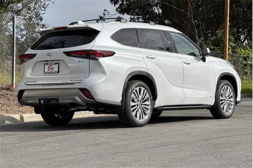 2026 Toyota Highlander Hybrid Platinum