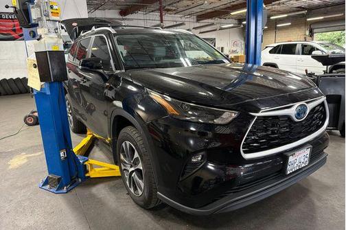 Midnight Black Metallic 2023 Toyota Highlander Hybrid XLE