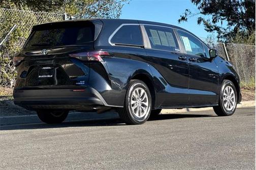 2024 Toyota Sienna LE