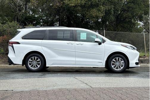 2021 Toyota Sienna LE