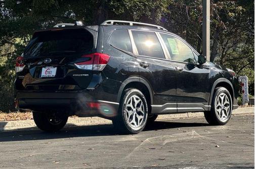 Crystal Black Silica 2022 Subaru Forester Premium