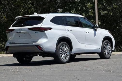 Wind Chill Pearl 2026 Toyota Highlander Hybrid Platinum