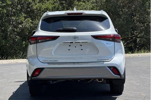Wind Chill Pearl 2026 Toyota Highlander Hybrid Platinum