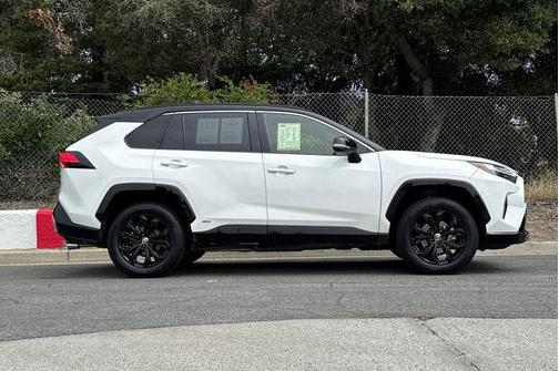Blizzard Pearl/Midnight Black Metallic 2022 Toyota RAV4 Hybrid SE