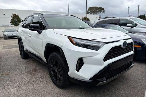 Blizzard Pearl/Midnight Black Metallic 2022 Toyota RAV4 Hybrid SE