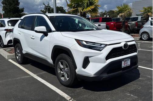 Ice Cap 2024 Toyota RAV4 XLE