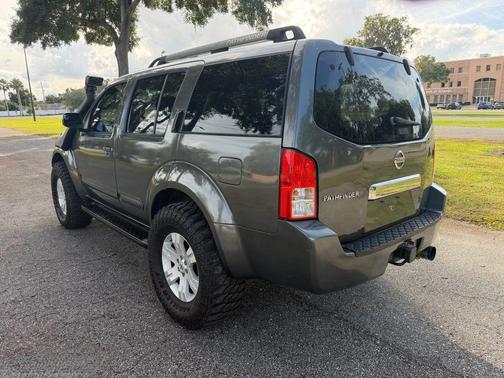 2005 Nissan Pathfinder SE
