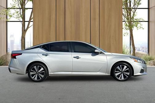 Brilliant Silver Metallic 2021 Nissan Altima 2.5 SV