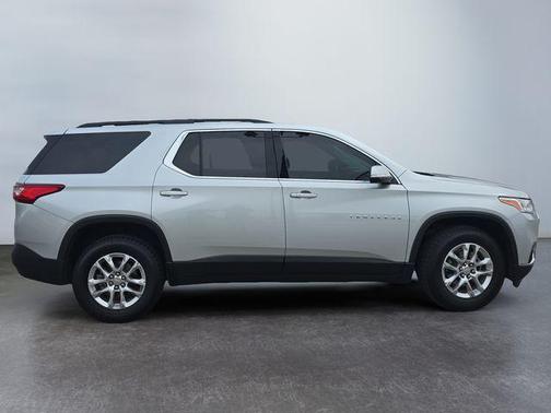 Silver Ice Metallic 2021 Chevrolet Traverse LT Cloth
