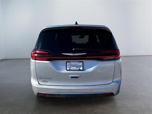 2023 Chrysler Pacifica Touring-L