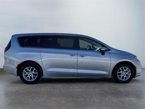 2023 Chrysler Pacifica Touring-L