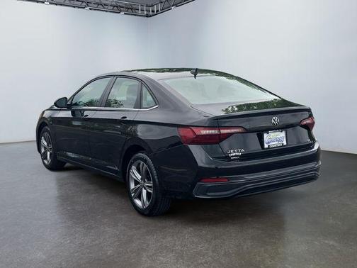 Deep Black Pearl Effect 2024 Volkswagen Jetta 1.5T SE