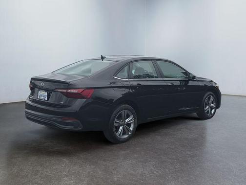 Deep Black Pearl Effect 2024 Volkswagen Jetta 1.5T SE
