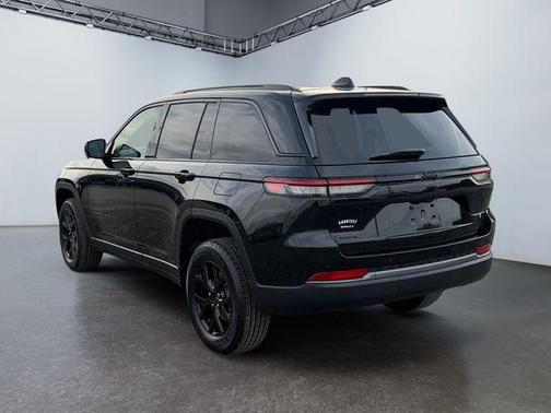 Diamond Black 2026 Jeep Grand Cherokee Laredo