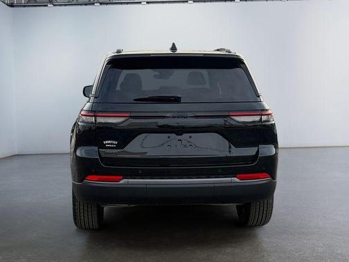 Diamond Black 2026 Jeep Grand Cherokee Laredo