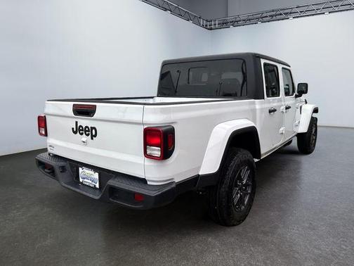 Bright White Clearcoat 2026 Jeep Gladiator Sport