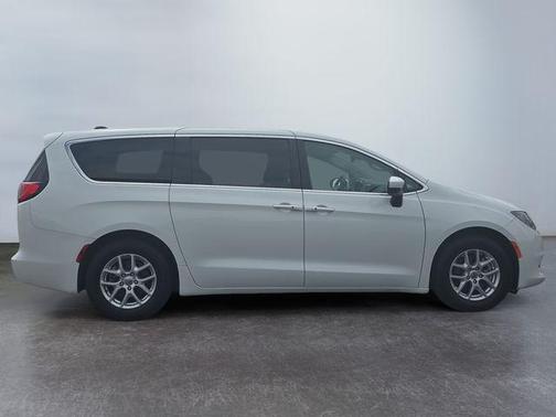 Bright White Clearcoat 2023 Chrysler Voyager LX