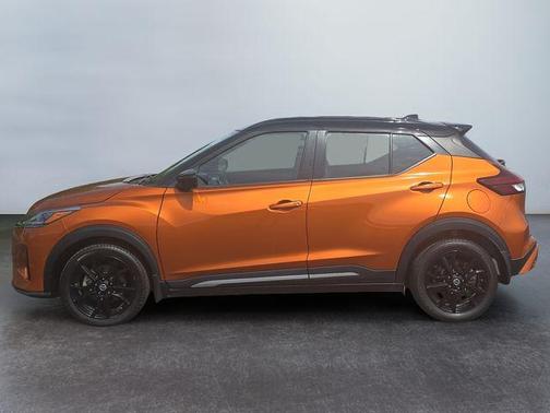 Monarch Orange / Super Black 2021 Nissan Kicks SR