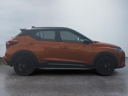 Monarch Orange / Super Black 2021 Nissan Kicks SR