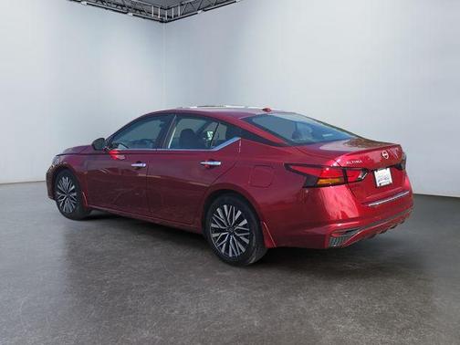 Scarlet Ember 2023 Nissan Altima 2.5 SV