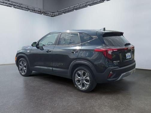 Fusion Orange 2024 Kia Seltos LX