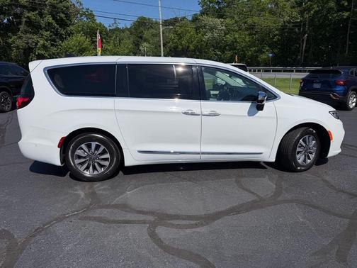 Bright White Clearcoat 2023 Chrysler Pacifica Hybrid Limited