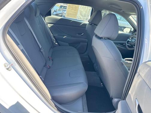 2024 Hyundai ELANTRA SE